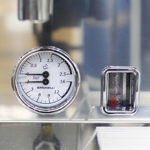 Máy pha cà phê Nuova Simonelli cũ được trang bị đồng hồ kép giúp kiểm soát toàn bộ quá trình pha chế
